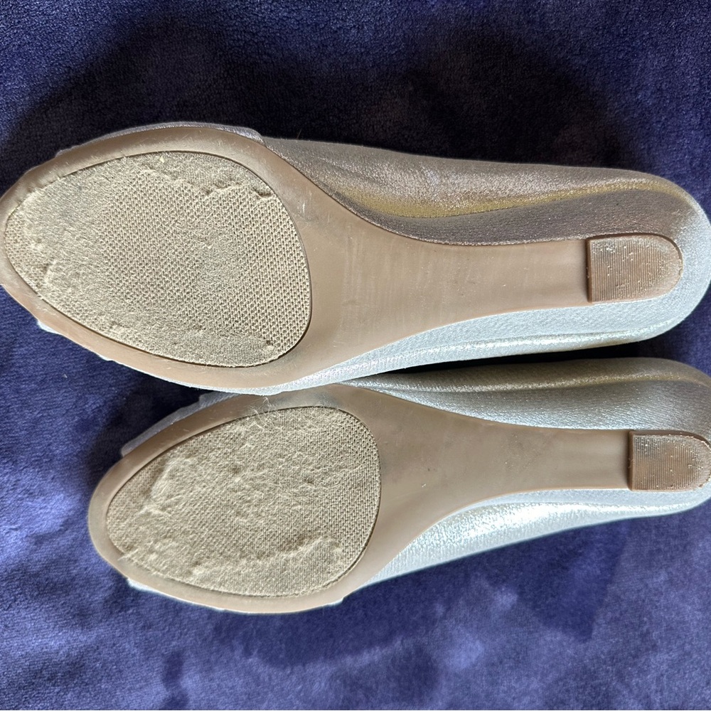 Karen Scott silver slip on heel. - Picture 2 of 3